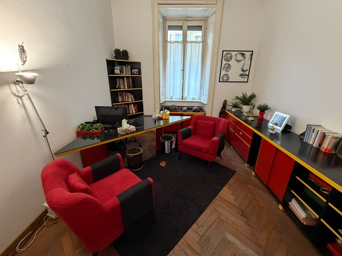 The consulting room: two armchairs, a desk and a window